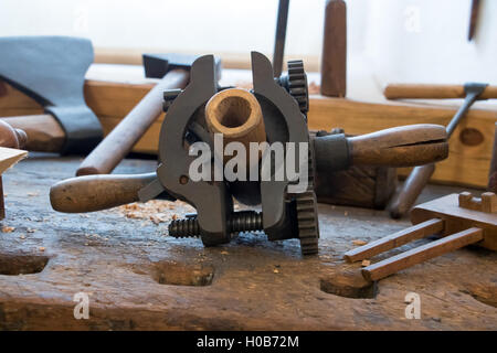 Die Klemm-Mechanismus auf dem Tisch in einer Tischlerei. Stockfoto