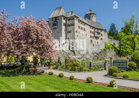 Schloss Matzen, jetzt ein Hotel in Tirol, auf den gut geschützten Hügel Matzen wurde bereits ein Wohnplatz in der Bronzezeit. Stockfoto