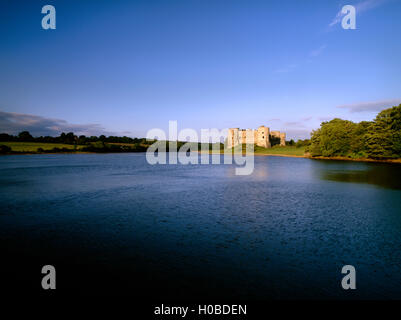 Die Ruinen von Carew Castle auf dem Fluss Carew bei Flut am Abend, Pembrokeshire, Südwest-Wales, UK: befestigte Tudor Herrenhaus Stockfoto