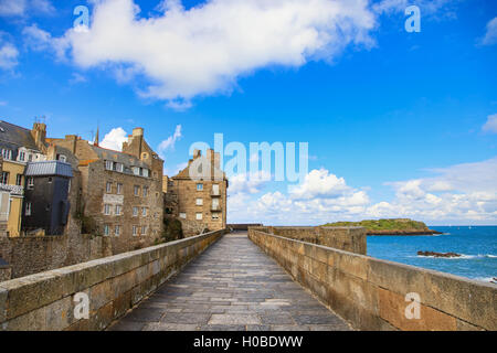 Saint-Malo Stadtmauern, Häuser und Strand. Bretagne, Frankreich, Europa. Stockfoto