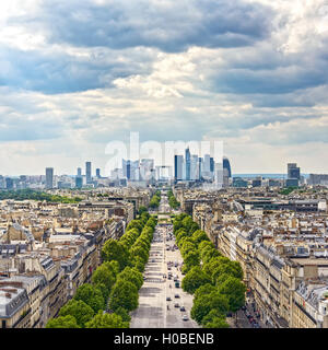 La Défense Geschäftsviertel, La Grande Armee Avenue. Blick vom Arc de Triomphe. Paris, Frankreich, Europa. Stockfoto