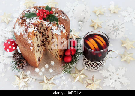 Schokolade Panettone Weihnachtskuchen mit Glühwein und Sterne, Schneeflocken und rund geformte Kugel Dekorationen. Stockfoto