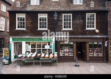 Kleine Einzelhändler in eine halbe Holz verkleidet Gebäude in High Street, Rochester, Kent, UK Stockfoto