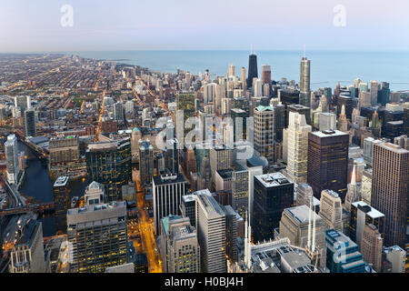 Stadt von Chicago. Luftaufnahme von Chicago downtown in der Dämmerung von hoch oben. Stockfoto