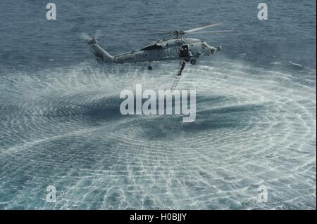 US Navy Spezialeinheiten EOD Kommandos während eine Leiter Recovery Übung auf dem Meer von einem HH - 60H Seahawk Hubschrauber 22. September 2012 in das Arabische Meer. Stockfoto