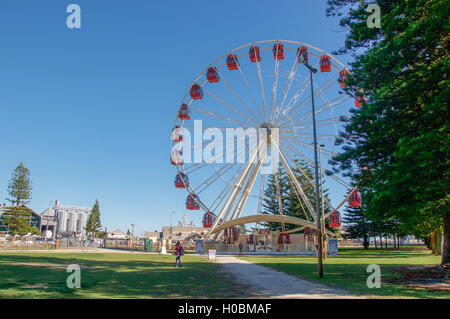 Fremantle, WA, Australien-1. Juni 2016: große Riesenrad im Esplanade Park mit Menschen in Fremantle, Western Australia Stockfoto