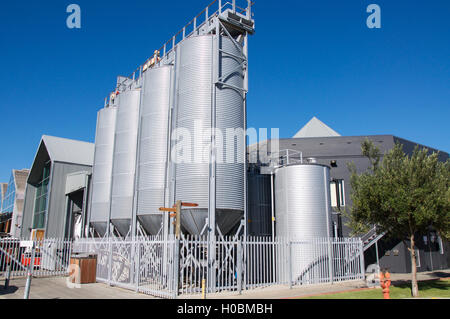 Große silberne, konische Gärung Bottiche außerhalb der kleinen Kreaturen Brauerei in Fremantle, Western Australia. Stockfoto