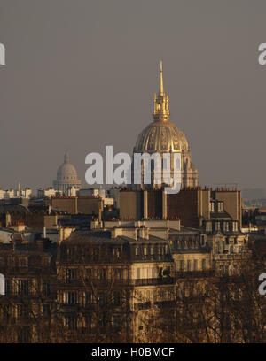 Frankreich. Paris. Stadtbild. Im Hintergrund steht die goldene Kuppel der Kathedrale Saint-Louis des Invalides, von Jules Hardouin-Mansart (1646-1708) im 17. Jahrhundert erbaut. Stockfoto