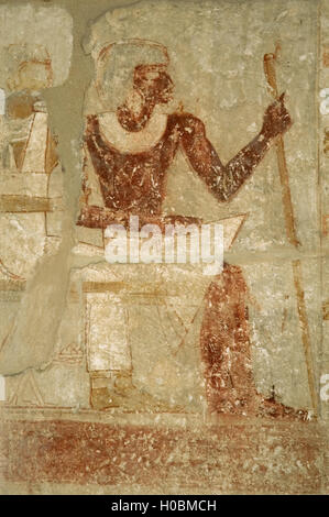 Ägyptische Kunst. Polychrome Relief Darstellung eines sitzenden Mannes. Mastaba des Iynefert. Altes Königreich. 5. Dynastie. Nekropole von Sakkara. Stockfoto