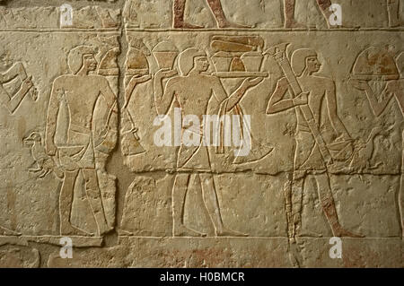 Ägyptische Kunst. Polychrome Relief Darstellung einer religiösen Prozession mit Nahrungsmitteln an den Verstorbenen. Mastaba des Iynefert. Altes Königreich. 5. Dynastie. Nekropole von Sakkara. Stockfoto