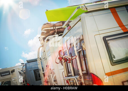 Wohnmobile RV Park. Klasse B Omnibus Parkplatz Nahaufnahme. Stockfoto