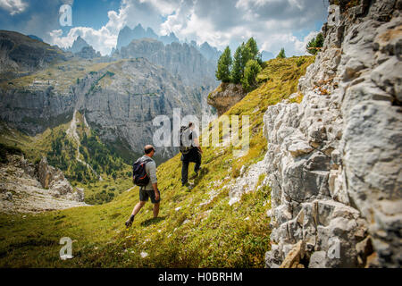 Dolomiten-Trail Wanderer. Vater und Sohn auf dem malerischen Alpine Trail. Südtirol, Dolomiten Italien, Europa. Stockfoto
