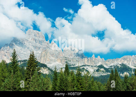 Sommer Bergkulisse. Berge der Dolomiten in Norditalien. In Südtirol. Stockfoto