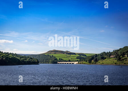 Derbyshire. Nordwestengland. Die Ladybower Vorratsbehälter und Brücke über die A57. Derwent Valley System. Stockfoto