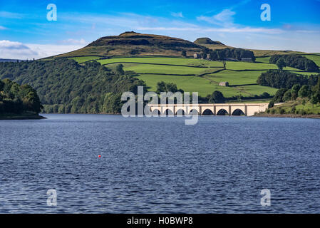 Derbyshire. Nordwestengland. Die Ladybower Vorratsbehälter und Brücke über die A57. Derwent Valley System. Stockfoto