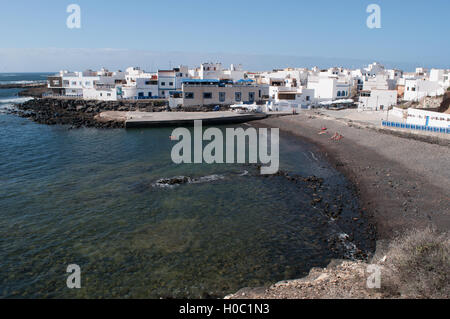 Fuerteventura, Nordafrika, Spanien: Blick auf den alten Hafen und die Stadt von dem Fischerdorf El Cotillo um einen kleinen Hafen im Nordwesten gebaut Stockfoto