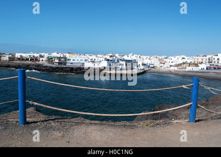Fuerteventura, Nordafrika, Spanien: Blick auf den alten Hafen und die Stadt von dem Fischerdorf El Cotillo um einen kleinen Hafen im Nordwesten gebaut Stockfoto