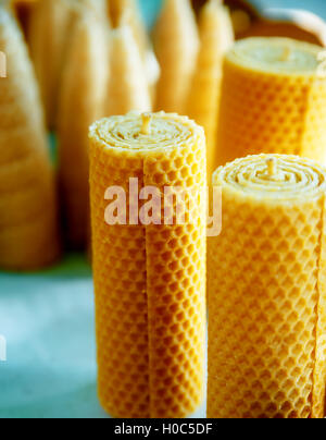 schöne handgemachte Honig Bienen Wachskerzen in verschiedenen Formen. Stockfoto