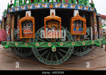Puri, Odisha, Indien - 2. Juli 2011: Geschnitzte Dekorationen schmücken Lord Jagannath Rath in der Nähe von Jagannath Bügel bei Puri, Odisha, Indien. Stockfoto