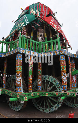 Puri, Odisha, Indien - 2. Juli 2011: Vorbereitungen für die Dekoration von Lord Jagannath Rath für Rath Yatra bei Puri, Odisha, Indien. Stockfoto