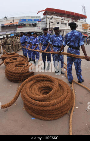 Puri, Odisha, Indien - 2. Juli 2011: Schnelles Handeln zwingen Personnels mit den Seilen, die für die Bewegung der Wagen verwendet werden. Stockfoto
