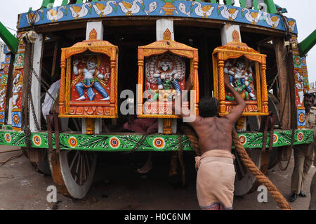 Puri, Odisha, Indien - 2. Juli 2011: Ein Anhänger beten zu den Idolen montiert mit dem Wagen für die Jagannath Rath Yatra-festival Stockfoto