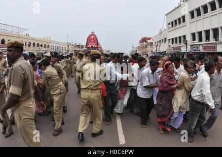 Puri, Odisha, Indien - 3. Juli 2011: Massive Streitwagen des Herrn Balbhadra von begeisterten Pilgern bei Puri, Orisha, Indien gezogen wird. Stockfoto