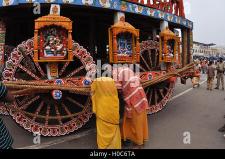 Puri, Odisha, Indien-Juli 2, 2011: Alte Anhänger beten zu den Idolen auf Wagen für die Jagannath Rath Yatra fest montiert. Stockfoto