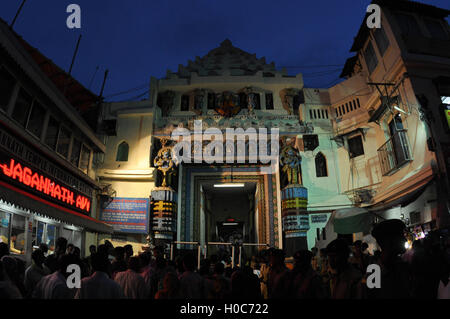 Puri, Odisha, Indien-Juli 2, 2011: Löwentor vor dem Jagannath-Tempel, dekoriert und schwach beleuchtet, für Rath Yatra Festival Stockfoto
