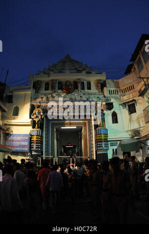 Puri, Odisha, Indien-Juli 2, 2011: Löwentor vor dem Jagannath-Tempel, dekoriert und schwach beleuchtet, für Rath Yatra Festival Stockfoto