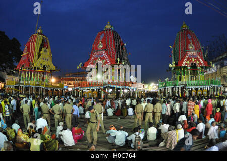 Puri, Odisha, Indien - 3. Juli 2011: Chariot von Lord Jagannath umgeben von riesigen Publikum begeistert Pilger bei Puri, Orisha. Stockfoto