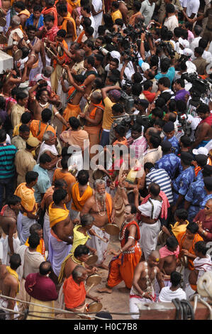 Puri, Odisha, Indien - 3. Juli 2011: Anhänger, Gesang und Tanz anlässlich Rath Yatra bei Puri, Odisha, Indien.  Die Jagan Stockfoto
