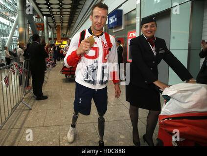 Der Brite Richard Whitehead kommt zurück am Flughafen Heathrow, London. PRESSEVERBAND Foto. Bild Datum: Dienstag, 20. September 2016. Die Paralympics GB Squad kommen zurück in das Vereinigte Königreich nach dem sammeln 147 Medaillen, zweite in 2016 Rio Paralympics Medaillenspiegel, übertrifft ihre insgesamt 120 von London 2012 zu beenden. PRESSEVERBAND Foto. Bildnachweis sollte lauten: Steve Parsons/PA Wire Stockfoto