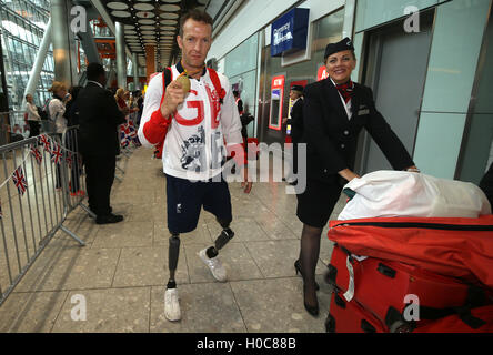 Der Brite Richard Whitehead kommt zurück am Flughafen Heathrow, London. PRESSEVERBAND Foto. Bild Datum: Dienstag, 20. September 2016. Die Paralympics GB Squad kommen zurück in das Vereinigte Königreich nach dem sammeln 147 Medaillen, zweite in 2016 Rio Paralympics Medaillenspiegel, übertrifft ihre insgesamt 120 von London 2012 zu beenden. PRESSEVERBAND Foto. Bildnachweis sollte lauten: Steve Parsons/PA Wire Stockfoto