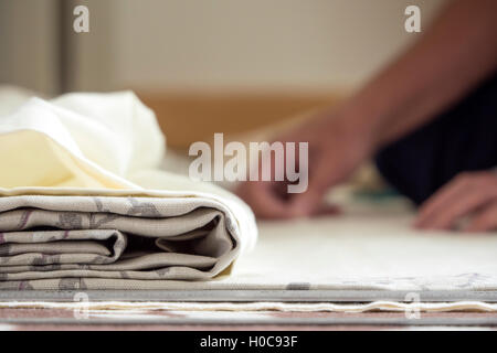Vorhänge zu Hause machen Stockfoto