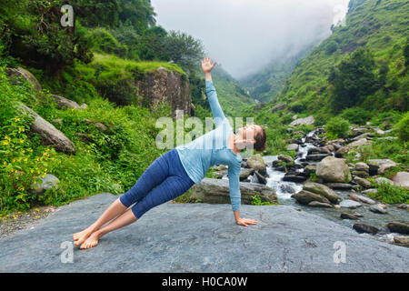 Frau tut Yoga Asana Vasisthasana - Seite Plank Pose im freien Stockfoto