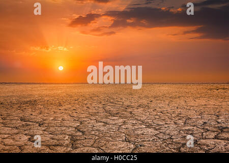 Rissige Erde Boden Sonnenuntergang Landschaft Stockfoto