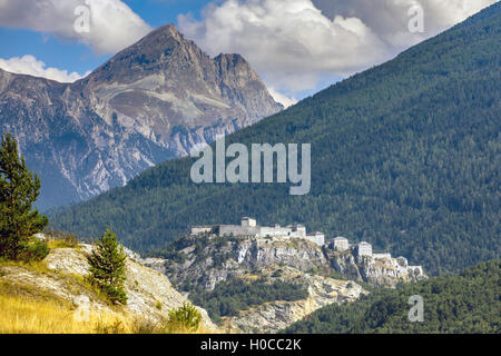 Victor-Emmanuel Fort auf einem Felsgrat über Modane, Frankreich Stockfoto