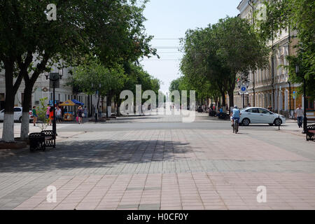 Orenburg, Russland-23. Juni 2016. Blick auf die Sovetskay Straße - Fußgänger Straße in der Mitte in Orenburg Stockfoto