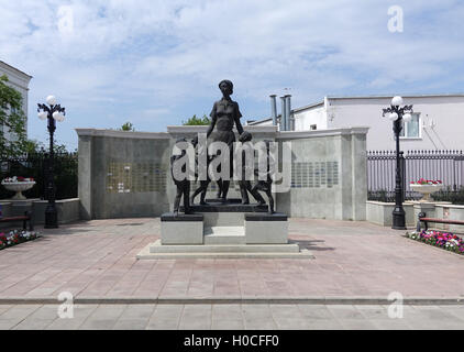 Orenburg, Russland - 23. Juni 2016. Interessante Denkmal der erste Lehrer in Orenburg, Russland Stockfoto