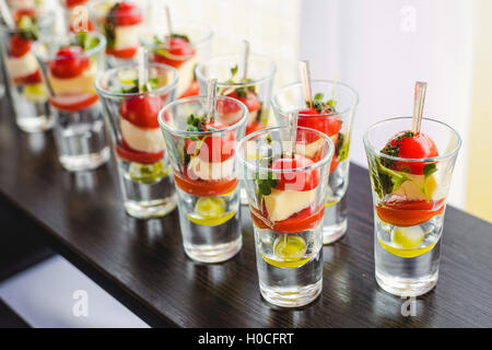 Kleine Snacks Canape mit Cherry-Tomaten, Käse, Oliven am Spieß Stockfoto