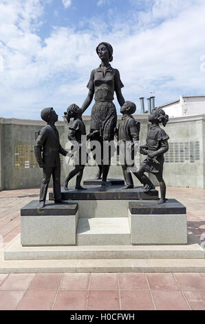 Orenburg, Russland - 23. Juni 2016. Interessante Denkmal der erste Lehrer in Orenburg, Russland Stockfoto