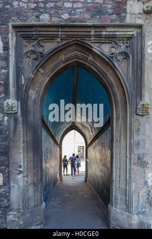 John's Gate (Nordtor) Teil von St John the Baptist Church an der Unterseite der Broad Street, Bristol, England, UK Stockfoto