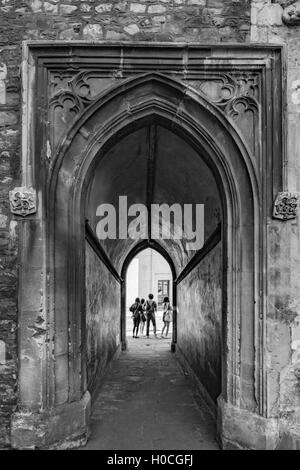 Monochrom von John's Gate (Nordtor) Teil von St John the Baptist Church an der Unterseite der Broad Street, Bristol, England, UK Stockfoto