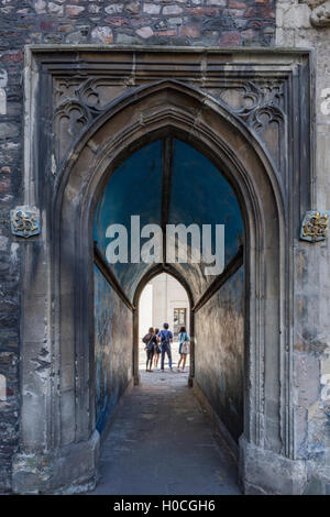 John's Gate (Nordtor) Teil von St John the Baptist Church an der Unterseite der Broad Street, Bristol, England, UK Stockfoto