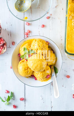 Mango und zartes Kokos-Eis auf hölzernen Hintergrund Stockfoto