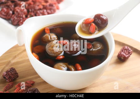 Wolfberry Jujube Tee Longan in Teetasse auf Tablett aus Holz Stockfoto