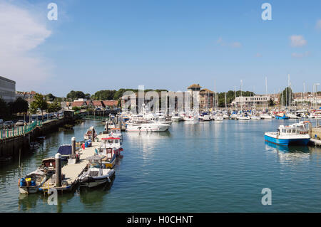 Szene mit Booten vertäut im Hafen Marina am Fluss Wey. Melcome Regis, Weymouth, Dorset, England, UK, Großbritannien Stockfoto