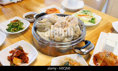 Koreanisch Wangmandu von Fleisch-Knödel, werden mit eine herrlich glatte Kimchi Knödel serviert. Stockfoto