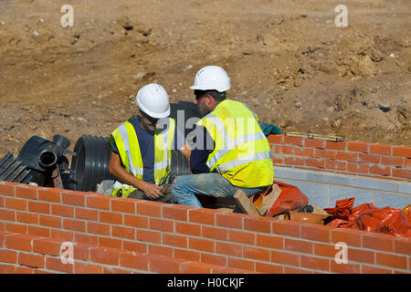 Zwei Bauarbeiter auf der Baustelle Stockfoto